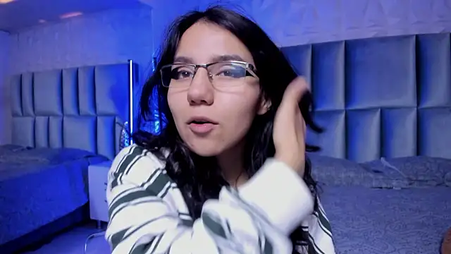 HollyPeach online show from 03/08/26, 05:50