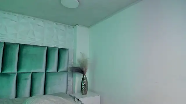 Snapshot of HollyPeach chatting on 04/28/26, 02:27 HollyPeach online show from 04/28/26, 02:27