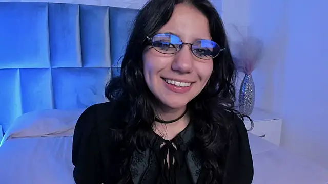 Snapshot of HollyPeach chatting on 05/19/26, 01:56 HollyPeach online show from 05/19/26, 01:56