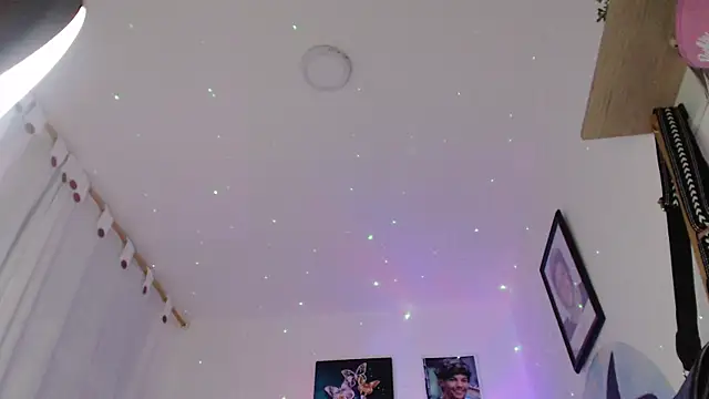 Snapshot of Queen_of_m111lk chatting on 12/17/25, 01:55 Queen of m111lk online show from 12/17/25, 01:55