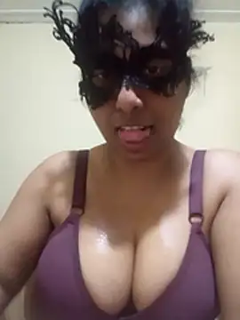 Snapshot of Expose_Queen chatting on 11/29/25, 06:33 Expose Queen online show from 11/29/25, 06:33