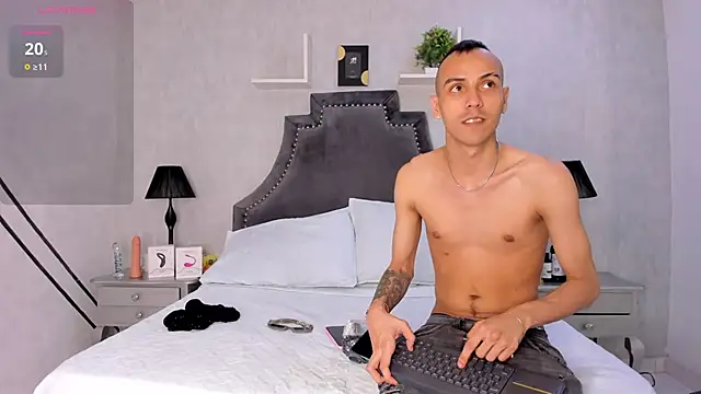 Snapshot of DerryAndIzzy chatting on 10/31/25, 06:25 DerryAndIzzy online show from 10/31/25, 06:25