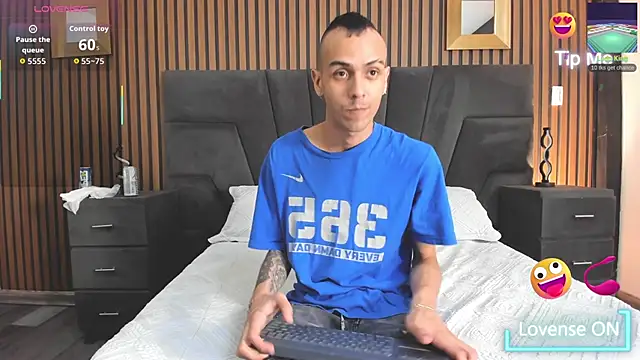 Snapshot of DerryAndIzzy chatting on 11/12/25, 04:13 DerryAndIzzy online show from 11/12/25, 04:13