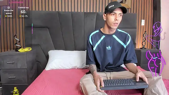 Snapshot of DerryAndIzzy chatting on 11/19/25, 05:40 DerryAndIzzy online show from 11/19/25, 05:40