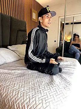 Snapshot of DerryAndIzzy chatting on 01/10/26, 05:42 DerryAndIzzy online show from 01/10/26, 05:42