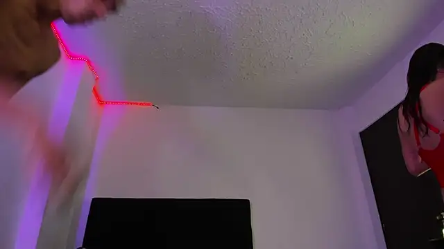 Snapshot of DerryAndIzzy chatting on 02/19/26, 06:42 DerryAndIzzy online show from 02/19/26, 06:42