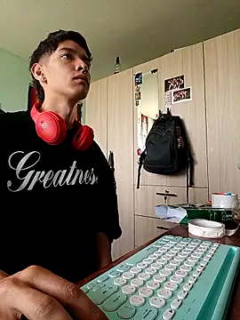 Snapshot of heyy_noah11 chatting on 04/30/26, 06:03 heyy noah11 online show from 04/30/26, 06:03