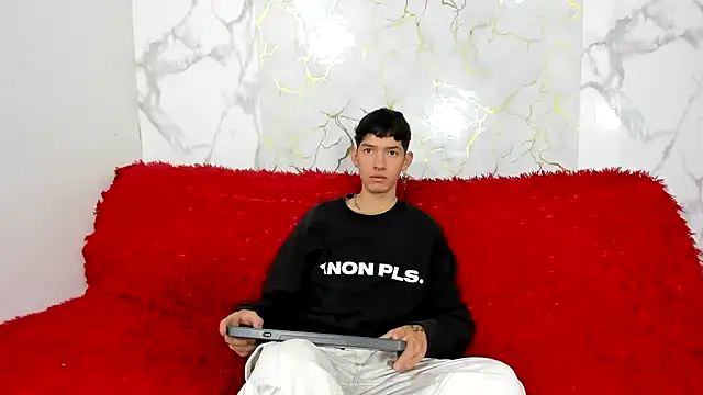 Snapshot of heyy_noah11 chatting on 05/17/26, 01:29 heyy noah11 online show from 05/17/26, 01:29