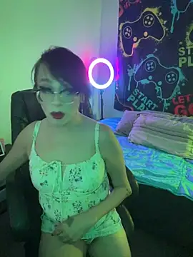 Snapshot of MiniMonroe chatting on 10/19/25, 10:38 MiniMonroe online show from 10/19/25, 10:38