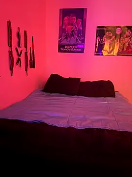 Snapshot of MiniMonroe chatting on 12/05/25, 12:03 MiniMonroe online show from 12/05/25, 12:03