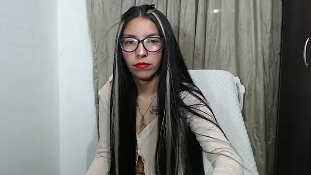 Snapshot of AlejaRosuie chatting on 10/20/25, 02:12 AlejaRosuie online show from 10/20/25, 02:12