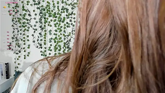 Snapshot of sweet_and_flirt chatting on 10/31/25, 07:09 sweet and flirt online show from 10/31/25, 07:09