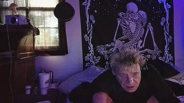 whitehole4bbc252 online show from 04/21/26, 10:12