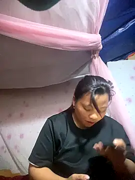 Snapshot of minyka chatting on 10/19/25, 12:22 minyka online show from 10/19/25, 12:22
