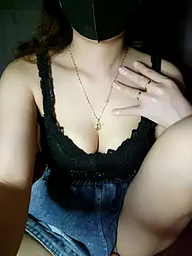 LinaCii online show from 10/31/25, 03:07