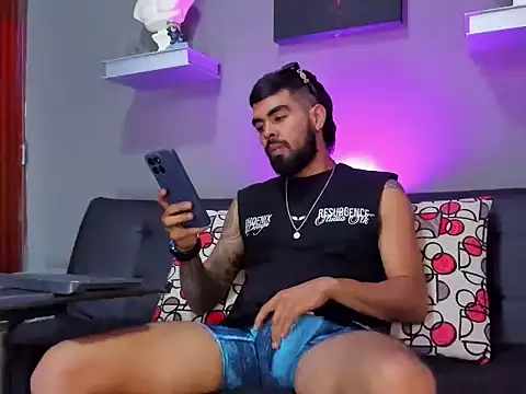 Snapshot of black_kameron_ chatting on 11/04/25, 09:36 black kameron online show from 11/04/25, 09:36