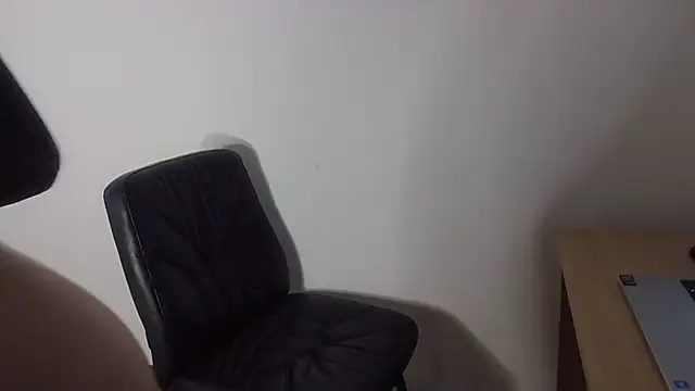 Snapshot of Miss-85 chatting on 11/11/25, 07:36 Miss-85 online show from 11/11/25, 07:36