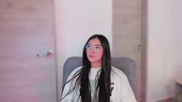 Snapshot of MirandaJohnson_ chatting on 10/17/25, 12:52 MirandaJohnson online show from 10/17/25, 12:52