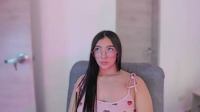 Snapshot of MirandaJohnson_ chatting on 10/21/25, 12:06 MirandaJohnson online show from 10/21/25, 12:06