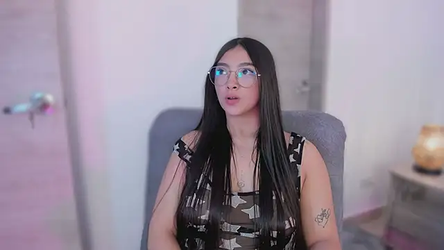 Snapshot of MirandaJohnson_ chatting on 10/22/25, 01:22 MirandaJohnson online show from 10/22/25, 01:22