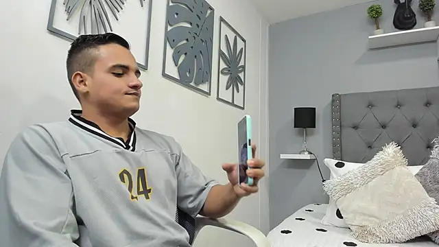 Snapshot of violeta_and_maxx chatting on 11/18/25, 11:37 violeta and maxx online show from 11/18/25, 11:37