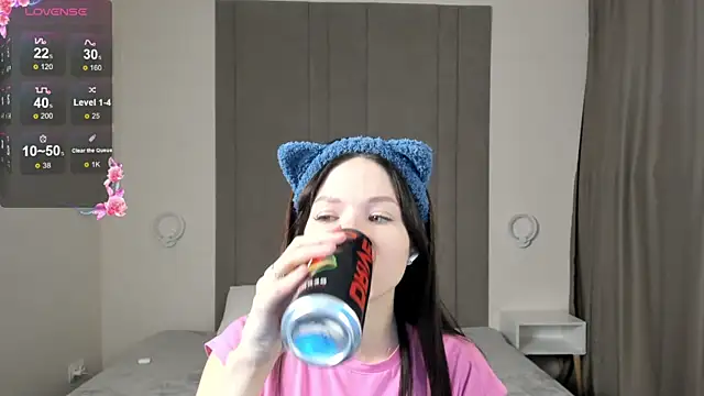 Snapshot of ChillGato chatting on 11/17/25, 01:33 ChillGato online show from 11/17/25, 01:33