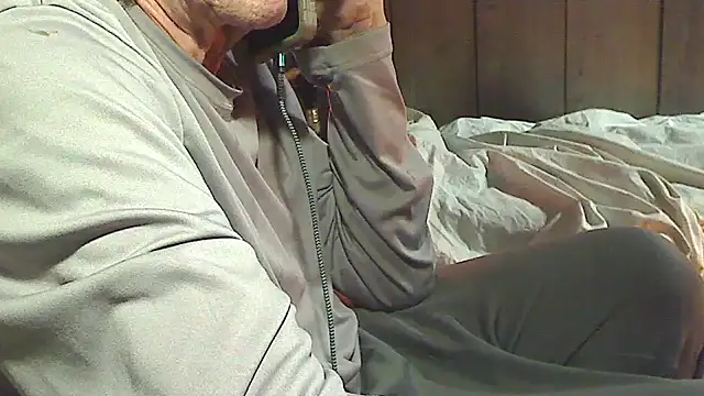 Snapshot of OldManOnline chatting on 12/01/25, 04:17 OldManOnline online show from 12/01/25, 04:17