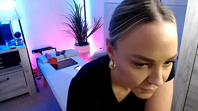 Snapshot of sofiahothead chatting on 03/30/26, 06:03 sofiahothead online show from 03/30/26, 06:03