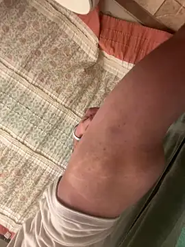 Snapshot of LilCheeky chatting on 10/25/25, 06:10 LilCheeky online show from 10/25/25, 06:10