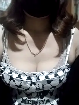 YiyinLy online show from 10/22/25, 12:05