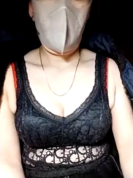 YiyinLy online show from 11/05/25, 08:20