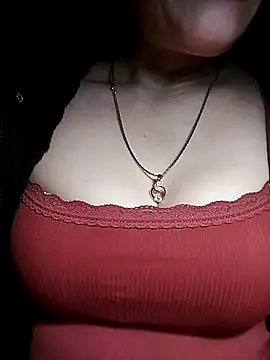 YiyinLy online show from 12/20/25, 08:49