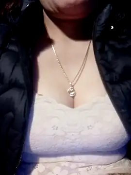 YiyinLy online show from 03/10/26, 08:58