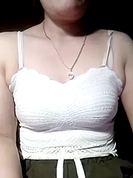 YiyinLy online show from 04/10/26, 09:52