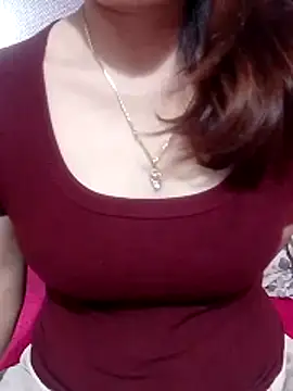 YiyinLy online show from 04/12/26, 12:10