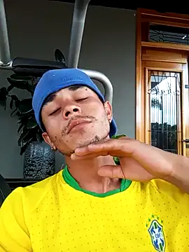 Snapshot of helfo2002 chatting on 10/16/25, 11:00 helfo2002 online show from 10/16/25, 11:00