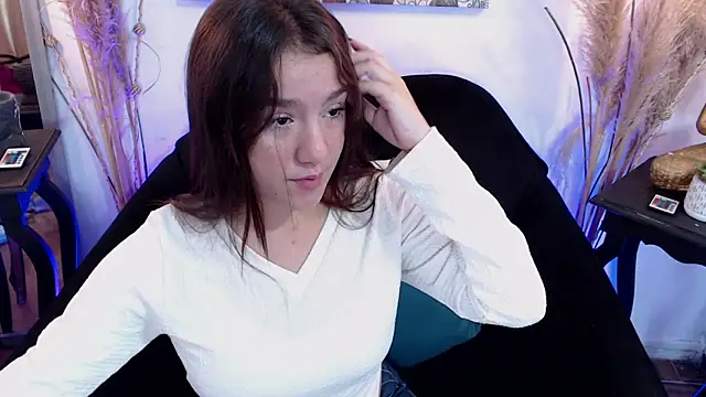 Snapshot of ZharaGag_on_u chatting on 11/02/25, 12:18 ZharaGag on u online show from 11/02/25, 12:18