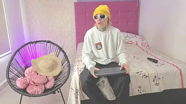 Snapshot of lily_and_wan chatting on 10/29/25, 03:42 lily and wan online show from 10/29/25, 03:42