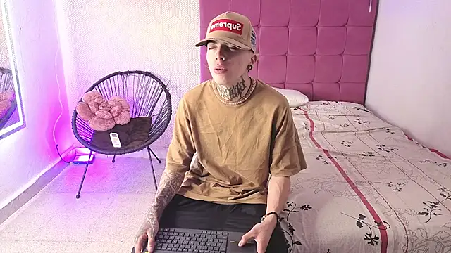 Snapshot of lily_and_wan chatting on 11/02/25, 10:06 lily and wan online show from 11/02/25, 10:06