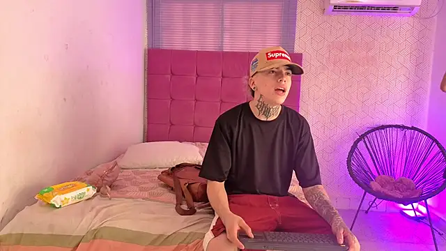 Snapshot of lily_and_wan chatting on 12/01/25, 01:16 lily and wan online show from 12/01/25, 01:16