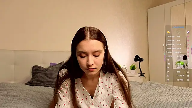 Snapshot of La_L_U_N_E chatting on 10/29/25, 04:31 La L U N E online show from 10/29/25, 04:31