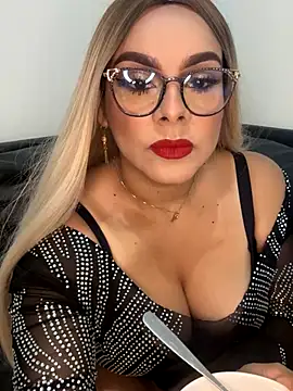 Snapshot of BBWCami_ chatting on 10/17/25, 12:30 BBWCami online show from 10/17/25, 12:30