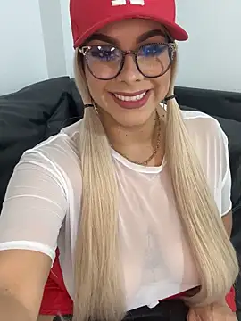 Snapshot of BBWCami_ chatting on 10/19/25, 09:15 BBWCami online show from 10/19/25, 09:15