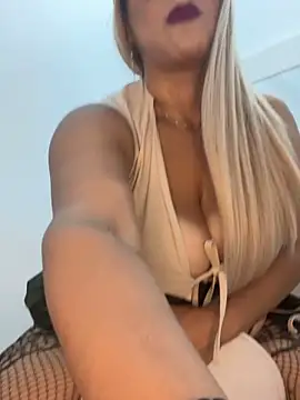 Snapshot of BBWCami_ chatting on 11/13/25, 01:43 BBWCami online show from 11/13/25, 01:43