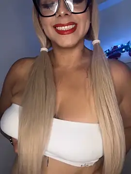 Snapshot of BBWCami_ chatting on 11/28/25, 01:03 BBWCami online show from 11/28/25, 01:03