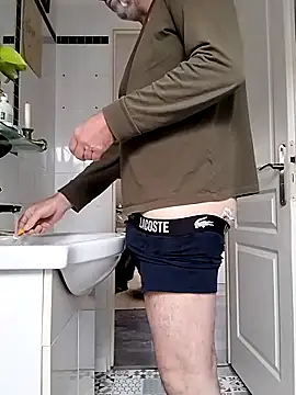 Snapshot of nicolaspgarnier chatting on 10/15/25, 08:47 nicolaspgarnier online show from 10/15/25, 08:47