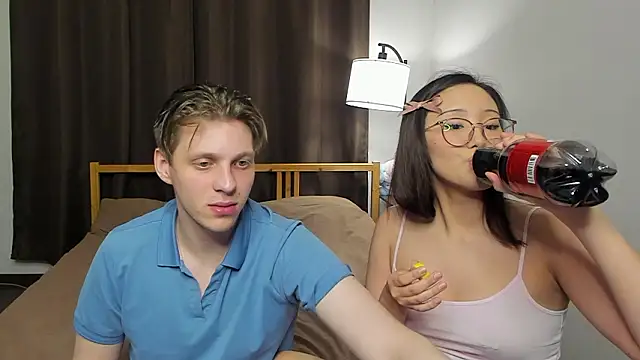 Snapshot of Blossomandbee chatting on 03/23/26, 06:45 Blossomandbee online show from 03/23/26, 06:45