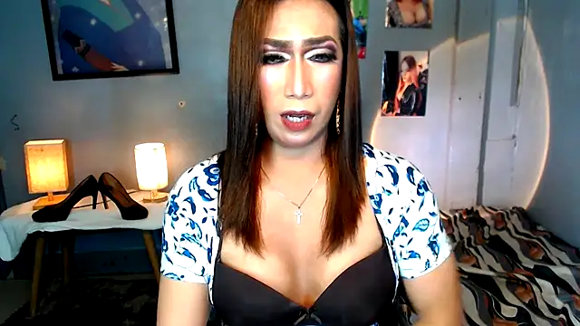Snapshot of littleredbunny27 chatting on 06/12/26, 12:15 littleredbunny27 online show from 06/12/26, 12:15