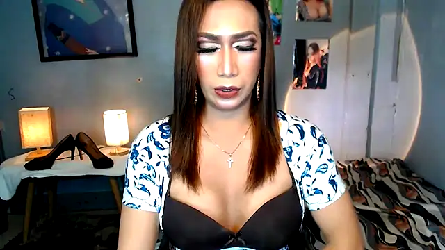 Snapshot of littleredbunny27 chatting on 06/29/26, 02:07 littleredbunny27 online show from 06/29/26, 02:07