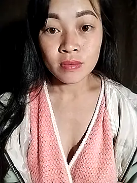 Snapshot of Hani-i chatting on 11/24/25, 10:20 Hani-i online show from 11/24/25, 10:20